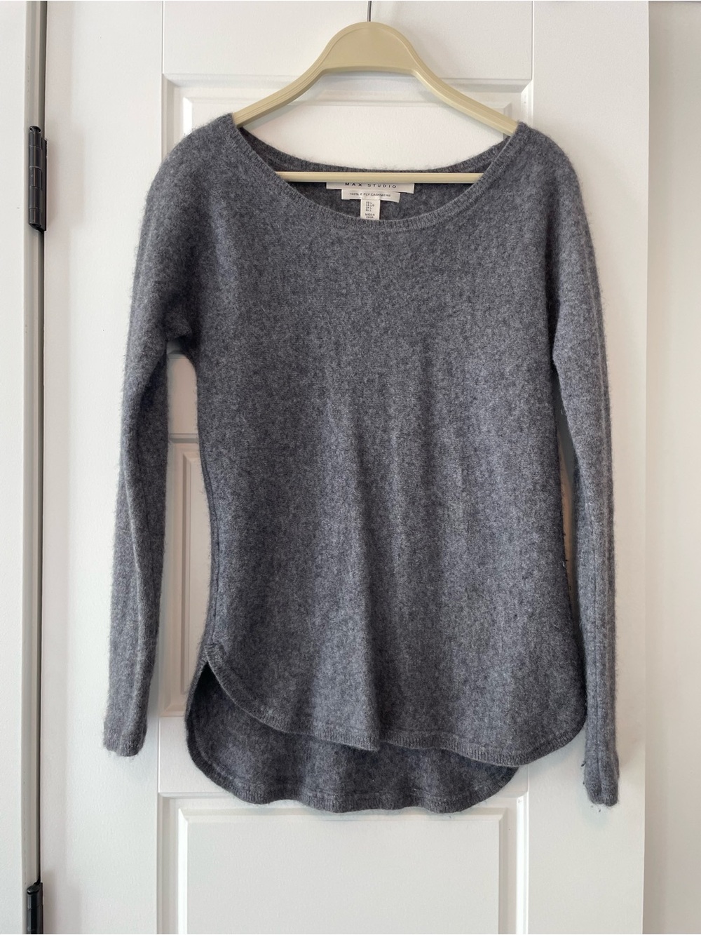 Cashmere Max Studio Gray Scoop Neck Lightweight Sweater